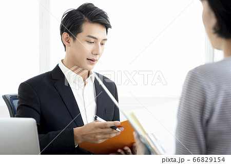 若い男性のビジネスシーンの写真素材