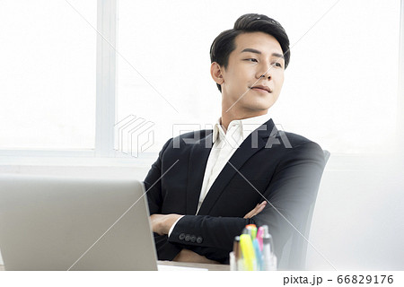 若い男性のビジネスシーン 若い男性のビジネスシーン 66829176