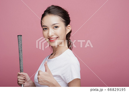 ゴルフをする若い女性 ゴルフをする若い女性 66829195