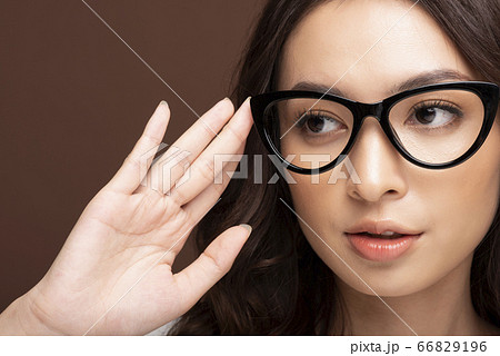 メガネをかけた若い女性の表情 メガネをかけた若い女性の表情 66829196