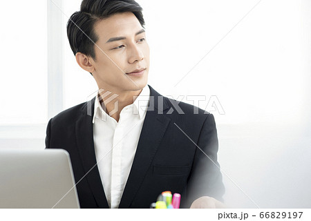 若い男性のビジネスシーン 若い男性のビジネスシーン 66829197
