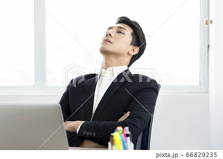 若い男性のビジネスシーン 66829235