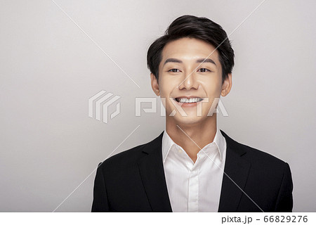 スーツを着た若い男性のビジネスポートレートの写真素材
