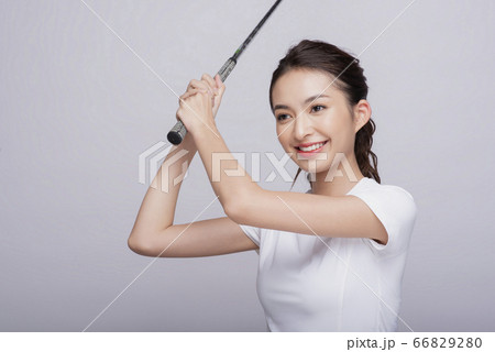 ゴルフをする若い女性 ゴルフをする若い女性 66829280