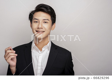 スーツを着た若い男性のビジネスポートレート 66829296