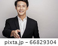 スーツを着た若い男性のビジネスポートレート 66829304