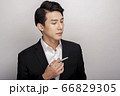 スーツを着た若い男性のビジネスポートレート 66829305
