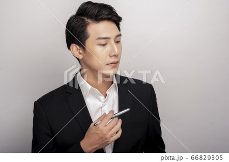 スーツを着た若い男性のビジネスポートレート 66829305