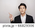 スーツを着た若い男性のビジネスポートレート 66829306