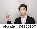 スーツを着た若い男性のビジネスポートレート 66829307