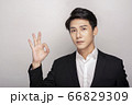 スーツを着た若い男性のビジネスポートレート 66829309