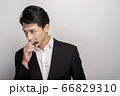 スーツを着た若い男性のビジネスポートレート 66829310