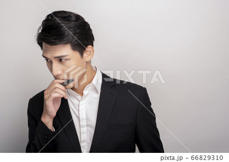 スーツを着た若い男性のビジネスポートレート 66829310