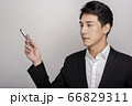 スーツを着た若い男性のビジネスポートレート 66829311