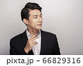 スーツを着た若い男性のビジネスポートレート 66829316