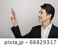 スーツを着た若い男性のビジネスポートレート 66829317