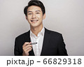 スーツを着た若い男性のビジネスポートレート 66829318