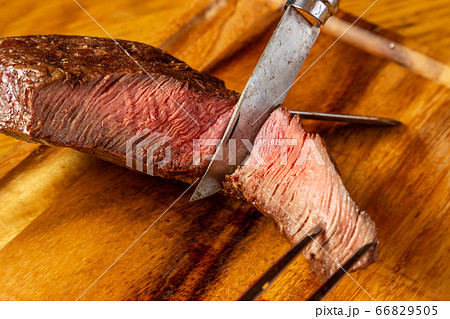 厚切りステーキ　thick slice of steak to enjoy outdoors 66829505