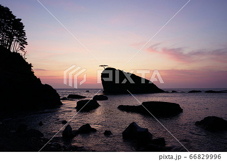 三陸ジオパーク茂師海岸の夜明け 茂師の松島 三陸ジオパーク茂師海岸の夜明け 茂師の松島 66829996