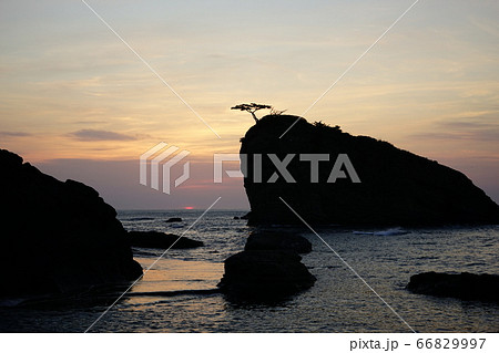 三陸ジオパーク茂師海岸の夜明け　茂師の松島 66829997
