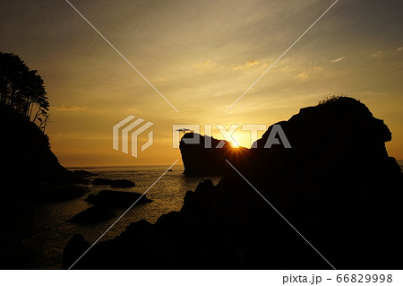 三陸ジオパーク茂師海岸の夜明け　茂師の松島 66829998