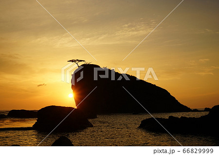 三陸ジオパーク茂師海岸の夜明け 茂師の松島 三陸ジオパーク茂師海岸の夜明け 茂師の松島 66829999