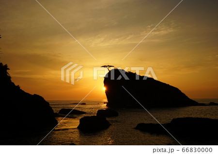 三陸ジオパーク茂師海岸の夜明け　茂師の松島 66830000