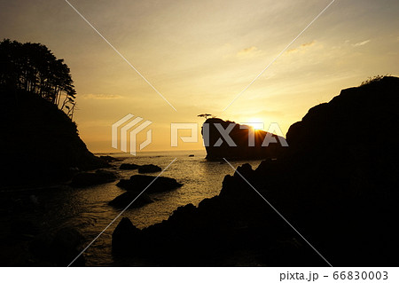 三陸ジオパーク茂師海岸の夜明け 茂師の松島 三陸ジオパーク茂師海岸の夜明け 茂師の松島 66830003