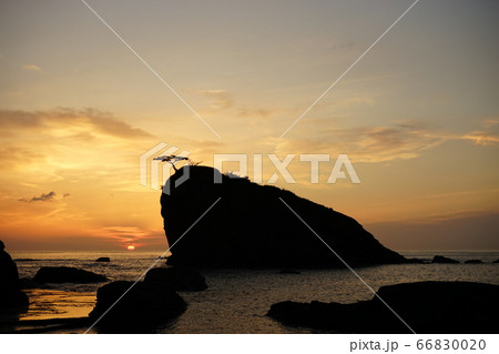 三陸ジオパーク茂師海岸の夜明け　茂師の松島 66830020