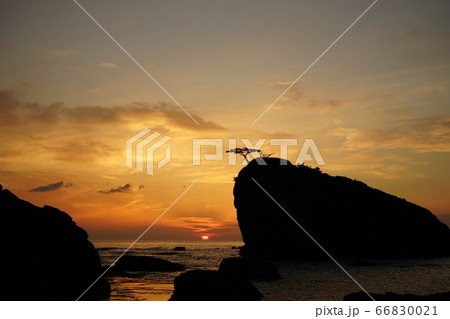 三陸ジオパーク茂師海岸の夜明け　茂師の松島 66830021