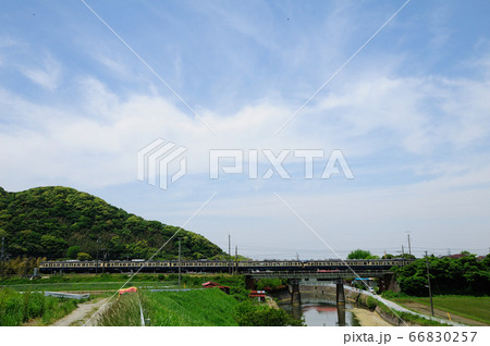 里山風景の中を走る内房線113系普通電車 里山風景の中を走る内房線113系普通電車 66830257