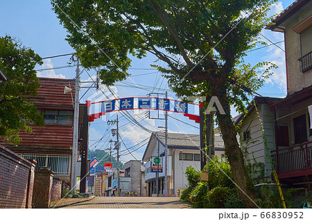 新緑の甲斐の猿橋入口を施設側から見る 66830952