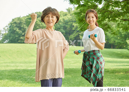 公園 ママ 母 66833541