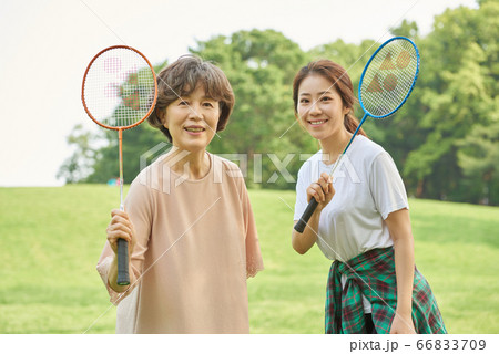 公園 笑顔 微笑 66833709