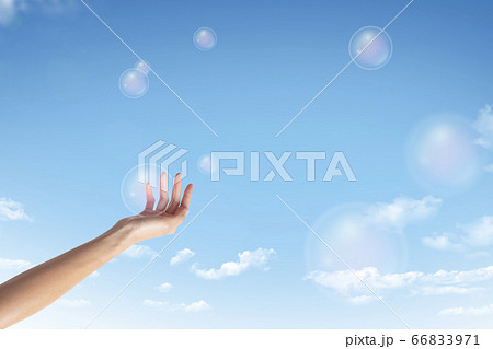 Right Hand & Soap Bubble 66833971