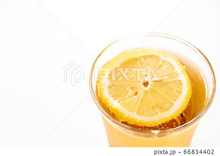 ジンジャーエールに浮かべられたレモン(スライス)。 ジンジャーエールに浮かべられたレモン(スライス)。 66834402