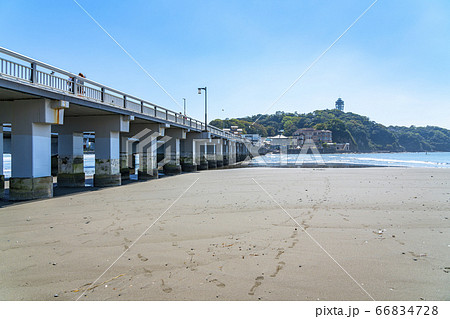 【神奈川県】片瀬西浜海岸から見る江ノ島 【神奈川県】片瀬西浜海岸から見る江ノ島 66834728