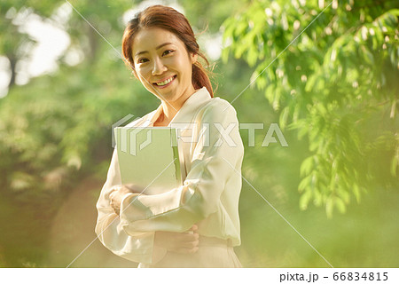 ビジネス ビジネスウーマン キャリアウーマン 66834815