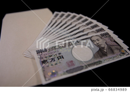 黒バックの1万円札10枚と封筒 66834989