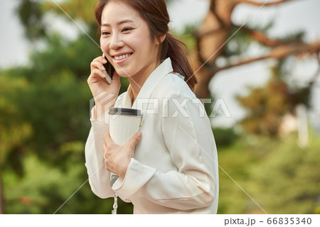 ビジネス ビジネスウーマン 休憩 66835340