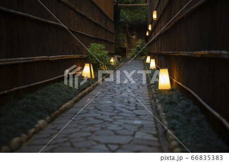 京町家の玄関先 石畳 京町家の玄関先 石畳 66835383