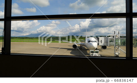青森空港のボーディングブリッジと日航機 青森空港のボーディングブリッジと日航機 66836147