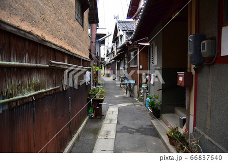 滋賀県　琵琶湖に浮かぶ沖島の路地 66837640