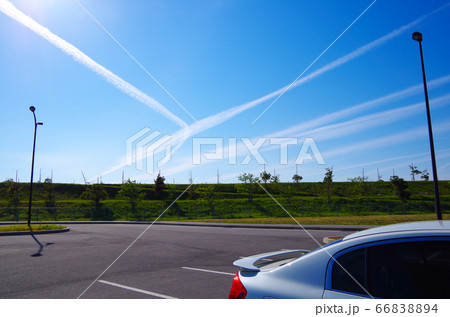 広場の駐車場にクルマを停めて見上げる青空と縦横無尽の飛行機雲 … 鳥取県 米子市~境港市(快晴) 広場の駐車場にクルマを停めて見上げる青空と縦横無尽の飛行機雲 … 鳥取県 米子市~境港市(快晴) 66838894