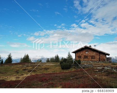 山小屋 66838909