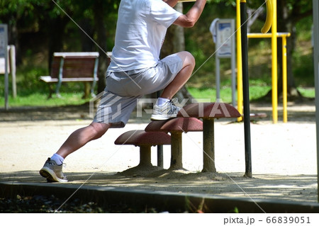 公園の健康器具で運動する男性 66839051
