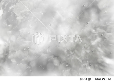 水滴 雨とグレーの曇のバックグラウンドのイラスト素材