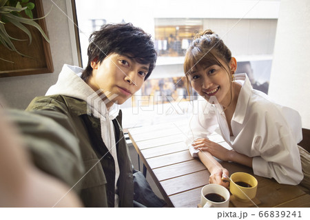 カフェでくつろぐ男女 カフェでくつろぐ男女 66839241