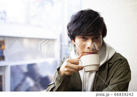 カフェでくつろぐ男性 66839242