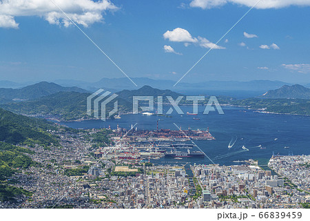 広島県呉市 灰ヶ峰から望む晴天の呉の街並み 広島県呉市 灰ヶ峰から望む晴天の呉の街並み 66839459
